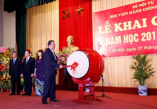 Вице-премьер Чыонг Хоа Бинь присутствовал на церемонии начала нового учебного года в ГАА - ảnh 1